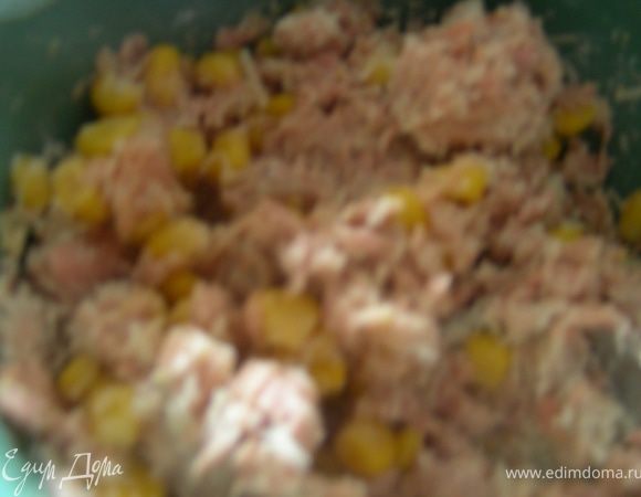 Смешиваем тунец, майонез, кукурузу, перец и сыр.
