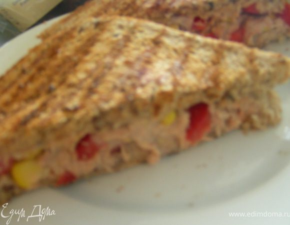 Выкладываем на тарелки, разрезаем по диагонали и подаем. Приятного аппетита))
