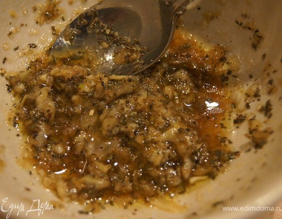 Все ингредиенты, кроме рыбы смешать в тарелочке.