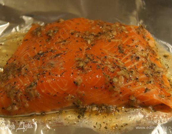 С двух сторон натереть маринадом. завернуть и поставить в холодильник на пару часов, лучше на ночь.