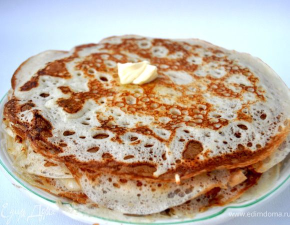Сковороду разогреть, смазать маслом (cковороду с антипригарным покрытием можно не смазывать) и выперкать блины с двух сторон, каждый смазывать сливочным маслом.