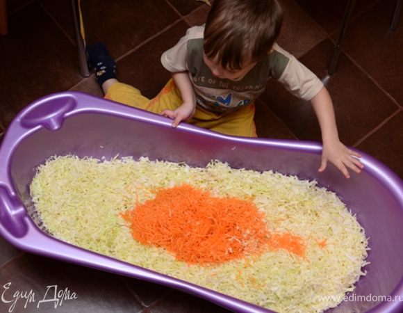 Нашинкуйте капусту как обычно, морковь натрите на терке (я использую кухонный комбайн). Моркови кладите столько, сколько нравится, мы любим класть побольше — получается и красиво, и полезно.