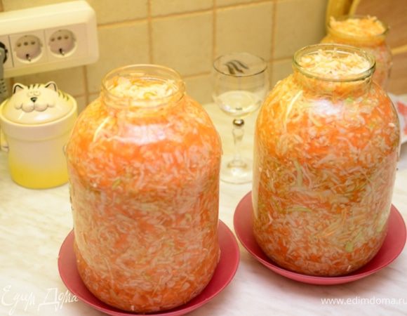 Разложите по банкам объемом 3 л, не утрамбовывайте. Можно сразу подлить в банки холодной кипяченой воды, но немного — капуста даст сок. Я воду не подливала — сразу было много сока. Накройте банки неплотно и поставьте под пресс на 3 суток в комнате. Под банки поставьте глубокие тарелки, сок будет выливаться через край. Не выливайте его, а банки с капустой иногда протыкайте, чтобы выпустить образующиеся пузырьки воздуха. Сок подливайте обратно в банки.