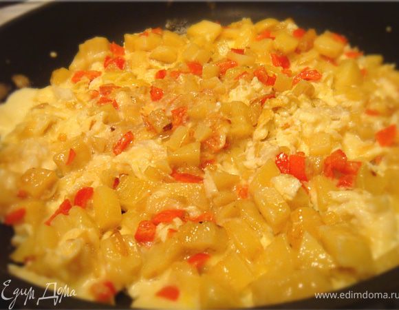 Яйца взбить вилкой без соли (по совету шефа- соль нужно добавлять уже на сковороде,чтобы яйца оставались плотной консистенции).
На сковороде хорошо разогреть 1 ст.л. оливк. масла и вылить туда взбитые яйца- добавить начинку- интенсивно перемешать. Поджарить тортитью с двух сторон.