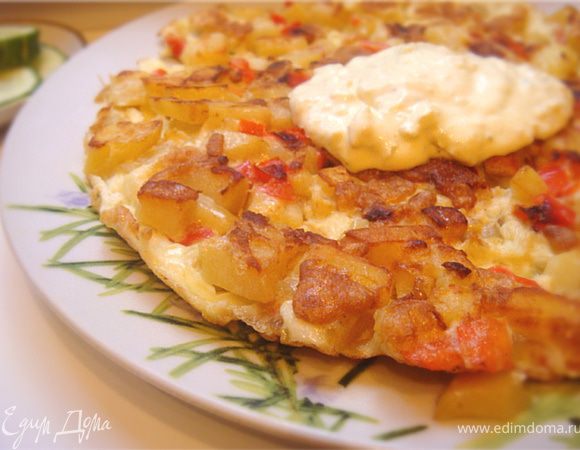 Подавать тортилью на ужин (!) горячей на большом блюде с соусом айоли.