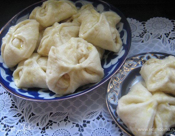 Перед подачей полить ютангзу растопленным сливочным маслом.А так же можно подать с жирной сметаной,взбитой с сахаром,вареньем или мёдом,тут дело вкуса и фантазии.Приятного аппетита!
Р.S.Есть вариант не сладких пампушек.В этом случае сахар не добавляется,а готовятся без сахара,а потом,перед подачей поливается чесночным соусом и отлично такие пампушки подать к борщу!