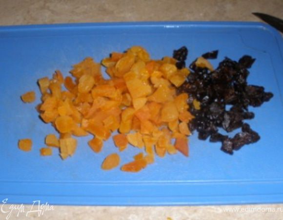 Порезать мелко чернослив и курагу.