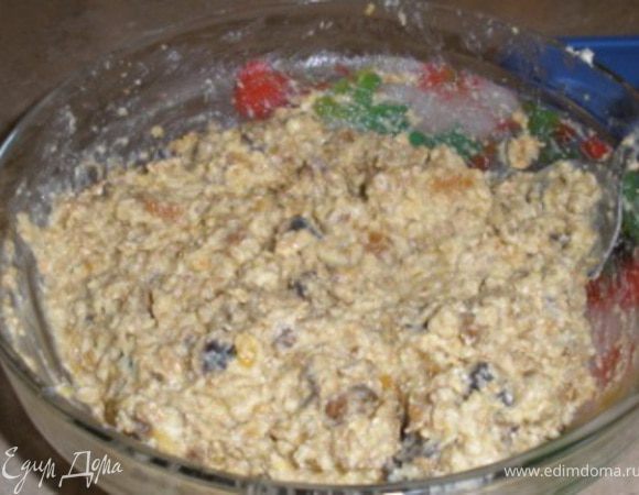 Добавить в тесто разбухший изюм, курагу и чернослив, все перемешать и дать постоять 5 минут.