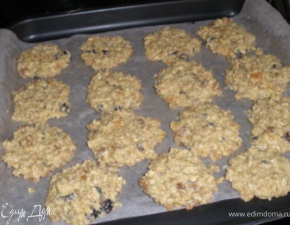 Смазать бумагу для выпечки сливочным маслом, постелить на противень. Из теста сформировать небольшие лепешки, выложить на смазанную бумагу.