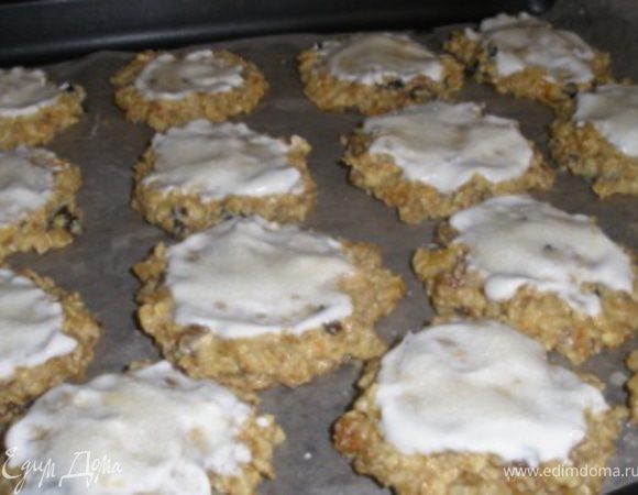 Сверху лепешки смазать сметаной и посыпать сахаром.Выпекать в заранее разогретой духовке 25-30 минут.