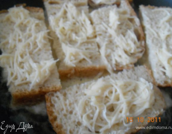 хлеб готов,  начинаем обмакивать в омлетно- сырную массу, с двух сторон, чтоб на каждом кусочке был сыр и выкладываем на сковородку предварительно разогретую с маслом