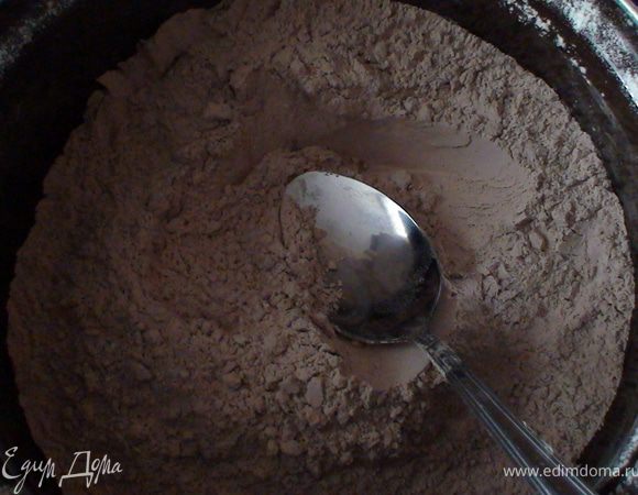  Смешать муку, сахар, соду, разрыхлитель и какао, ванильный сахар. 
