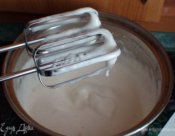  Взбить яйца, добавить к ним молоко и растительное масло.