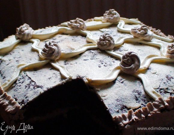 Верх и украшение делала из другого крема
 Крем масляной: 
 100гр масла комн.температуры
 4 ст.л. сах.пудры
 ванилин по желанию
 100гр кипяченого но остывшего молока
Все смешать и взбивать около 5-6мин. может сразу не сбиватся не отчаивайтесь и продолжайте. и украшаете верх бока и украшаете по желанию. 