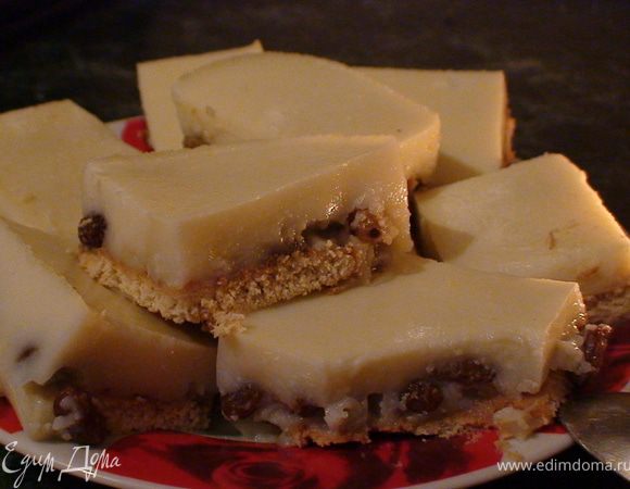 Вскипятили молоко. Желатин розвели с водой 1ст.ложкой и дали набухнуть. В молоко всыпать сахар, ванилин, желатин все перемешать. На дно формы выложить печенье у меня вместилось 6шт, на него посыпала набухший промытый изюм пол горсти и залила желе и в холодильник. Вот и все)  