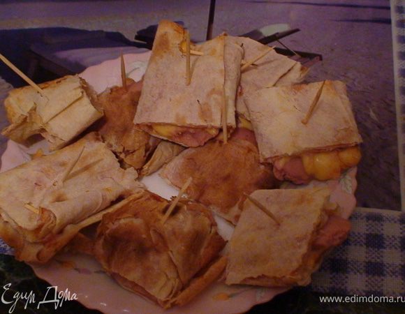 Берем лаваш смазываем кетчупом, режем сосиски продольно и кладем у края лаваша линеечкой, дальше режем продольно сыр и так же выкладываем на лаваш завертаем края и завертаем весь лаваш. и кладем в духовку или микроволновку на 1 мин. Вытаскиваем и режем пока теплое. Также в лаваш можно покласть жареную картошку фри, помидоры, зелень, болгарский перец. Приятного апетита!!!