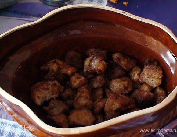Режим мясо на небольшие кусочки и жарим на сковороде до золотистой корочки. Сразу же выкладываем в утятницу или делим на горшочки.