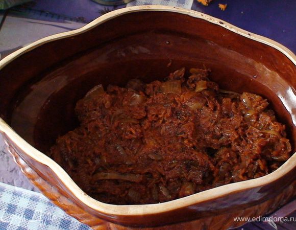 Режим лук полукольцами и трем на мелкой терке морковь и все это обжариваем. Под конец обжаривания добавляем томатную пасту и еще немного тушим. Потом выкладаем на мясо в горшочек.