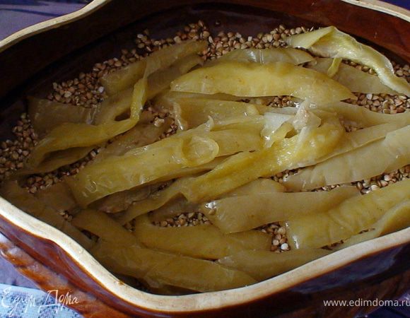 Дальше режим перец и выкладываем на гречку и заливаем бульйоном. Ставим в духовку на 1 час при температуре 180 градусов.