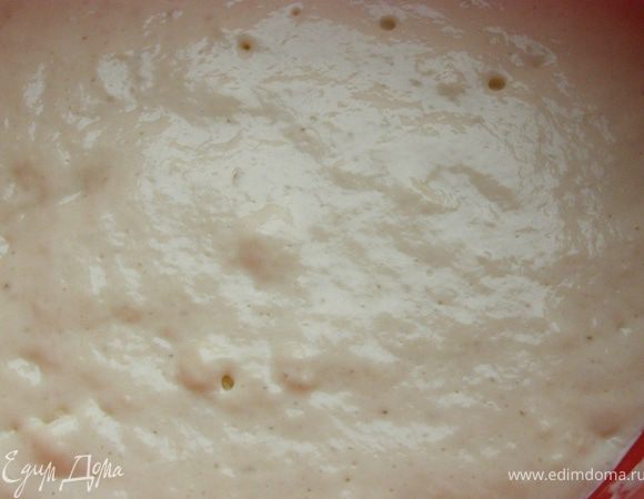 В стакан положим дрожжи, добавим 2 столовые ложки теплого молока и чайную ложку сахара, дадим постоять до появления пузырьков. Далее приготовим опару: смешаем растворенные дрожжи с небольшим количеством муки и молока, дадим постоять (минут 15-30) 