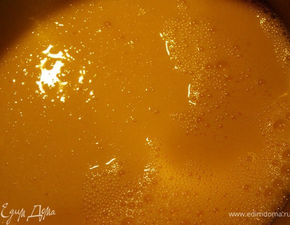 Оставшееся молоко согреем, растворим в нем сливочное масло, добавим растительное масло, остудим, добавим яйцо и желтки, соль, цедру лимона, оставшийся сахар.