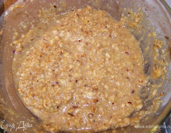 Пока тесто подходит, приготовим начинку. Миндаль перемелем в кофемолке или блендере, жареный фундук мягче миндаля, поэтому его легко можно раздавить скалкой на доске до нужного состояния. Взобьем яйцо с сахаром, добавим сливки и ром, корицу, смешаем с орехами