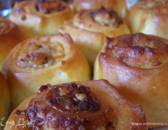 Выложим на противень, смазанный маслом. Дадим расстояться в течение получаса. Смажем смесью яйца со сливками и поставим в уже горячий духовой шкаф. Выпекаем булочки 20-35 минут при 200 градусах. Золотистый колер - булочки готовы. Приятного чаепития!)))