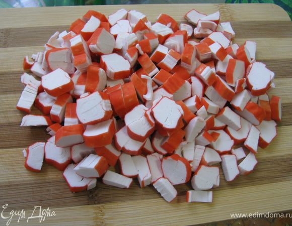 Первым делом нарежем крабовые палочки.