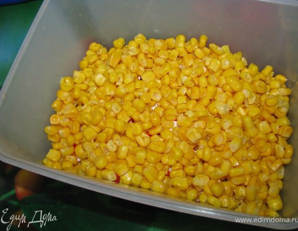 Затем выкладываем их в емкость и сверху насыпаем кукурузу.