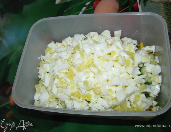 Затем мелко режем и добавляем яйца.