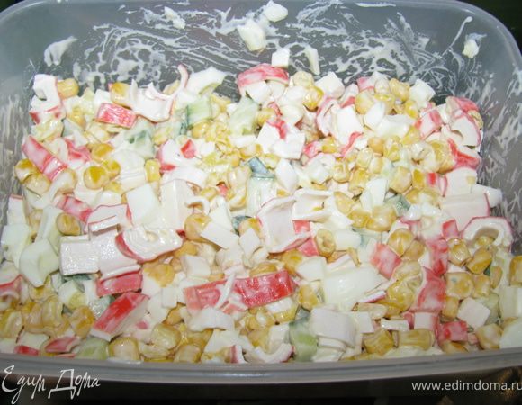 Заправляем майонезом и все, салат готов. Приятного аппетита! Обычно я делаю его без огурцов, но с ними салат сочнее и легче.