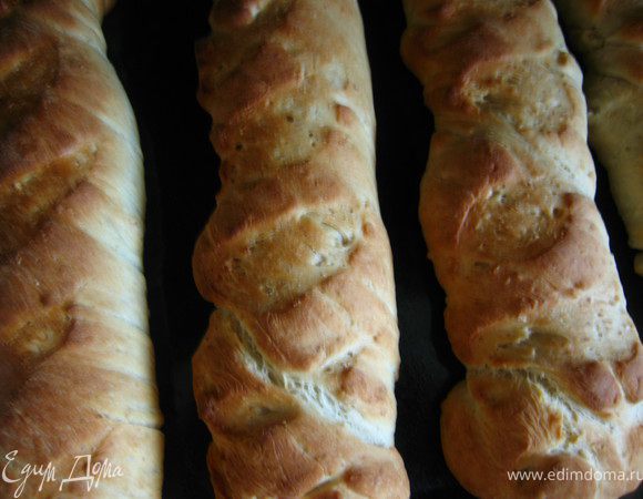 Духовку разогреваем до 230гр. Выпекаем 10 минут, затем убавляем до 200 гр и выпекаем еще 15-20 минут до характерного румяного цвета. Чтобы багеты были с хрустящей корочкой, на нижний уровень духовки поставить емкость с водой. Или каждые 5 минут сбрызгивать багеты водой.