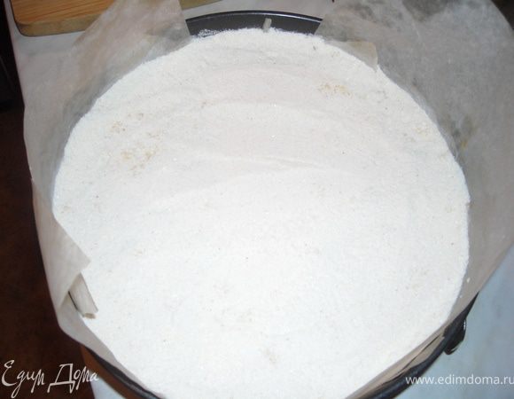 Форму выстелите бумагой для выпечки, смажьте маслом. Насыпьте на дно формы слой теста, примерно ⅓ , разровняйте. Сверху выложите половину яблок, посыпьте корицей. Затем опять слой теста, вторую половину яблок и сверху — слой теста (он должен полностью покрывать яблоки). Количество слоев можно делать любое — в зависимости от высоты формы.