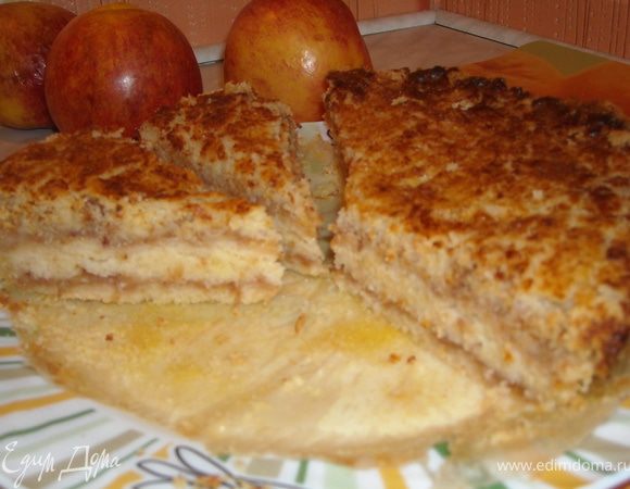 Выпекайте в разогретой до 190°C духовке около 45 минут, пока пирог не покроется золотистой корочкой. Остудите пирог в форме, затем достаньте осторожно, пирог может быть хрупким, пока он горячий. Дайте пирогу постоять. На следующий день пирог еще вкуснее!