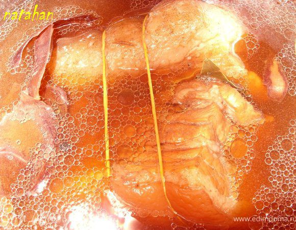 Брюшину хорошо помыть, обсушить  и разрезать пополам. Кусочки (длиной по 15 см) поперчить, положить на них 2 лавровых листа и сложить вместе друг к другу "лицом", а шкурками наружу. Скрепить резинками так, чтобы кусочки не разваливались. На дно не широкой, но высокой кастрюльки высыпать луковую шелуху, уложить сверху брюшину, залить водой (чтобы едва закрывала мясо) и добавить соль, лавровый лист, хмели-сунели, перец, разрезанный пополам лук и мелко нашинкованный 1 зубок чеснока. Кастрюльку поставить на сильный огонь. 