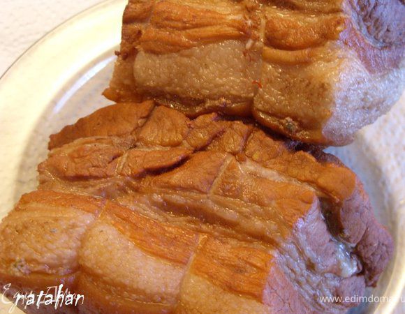 После того, как закипит вода, огонь уменьшить и варить 20 минут. Сальце остудить в рассоле. Достать, убрать с него резинки и шелуху. 