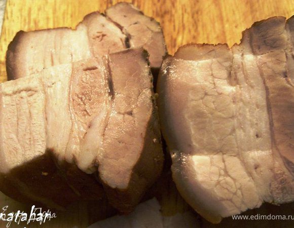 Кусочки Сальца обмазать выдавленным через чеснокодавку чесноком, посыпать перчиком. Поставить в холодильник на пару часов. Всё готово. Приятного аппетита!