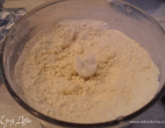 Муку смешать с разрыхлителем, солью.Просеять их в чашу блендера, добавить кубики масла, взбить в крошку.