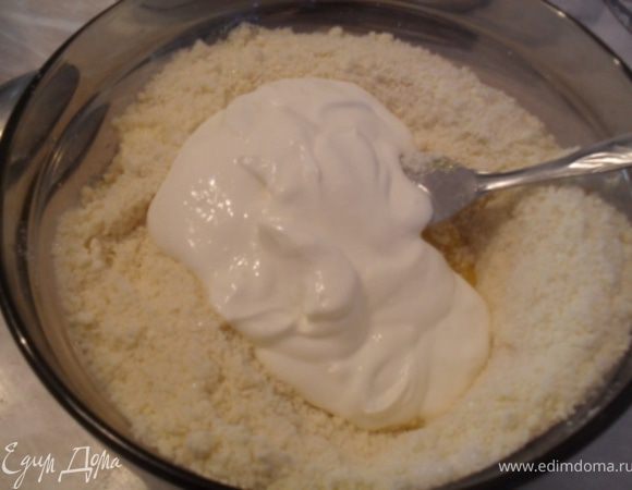 В смесь вмешать яйца, сливки и сахар.Перемешать.Замесить тесто.