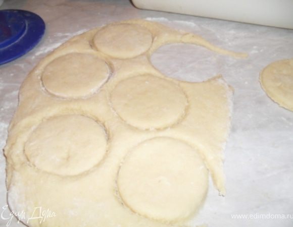 Тесто раскатываем в пласт толщиной где-то 1,5-2 см. и вырезаем выемкой кружочки...
