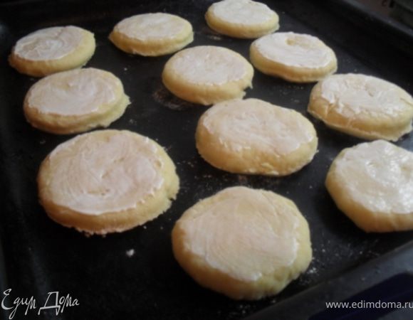 Сконы раскладываем на противень, сверху смазываем каждый скон сливками.Выпекаем около 15 минут при 200*С.