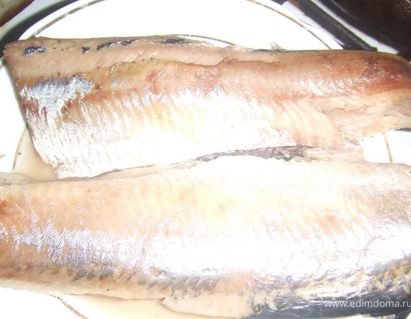 Селёдку нужно очистить - удалить кости, снять кожу и порезать. Морковь, натёртая на крупной тёрке. Лук нужно нарезать на очень мелкие кубик.  Все ингредиенты нужно обжарить 5-6 мин. Когда остынет, нужно замариновать селёдку. Затем селедку нужно убрать на судки в холодильник.