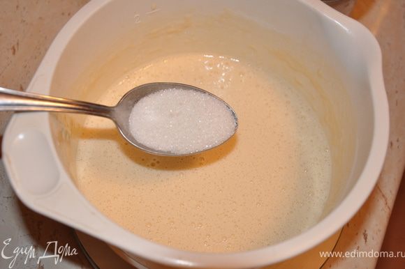 Добавить теплое молоко и газированную воду. Добавить сахар и щепотку соли.