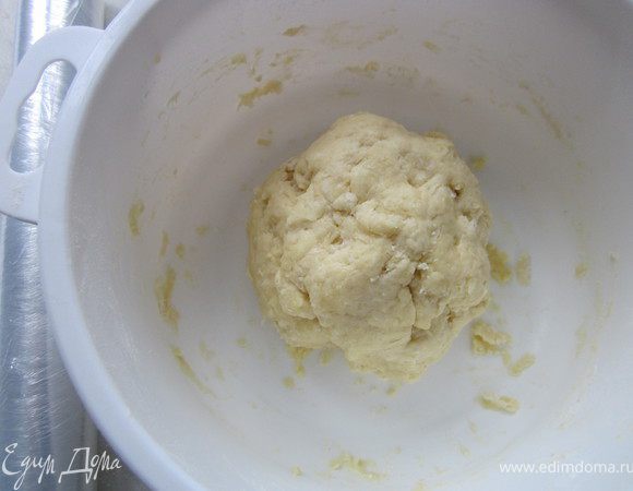 Всыпьте муку и соль, замесите тесто. Заверните тесто в пищевую пленку и положите в холодильник на 30 минут.