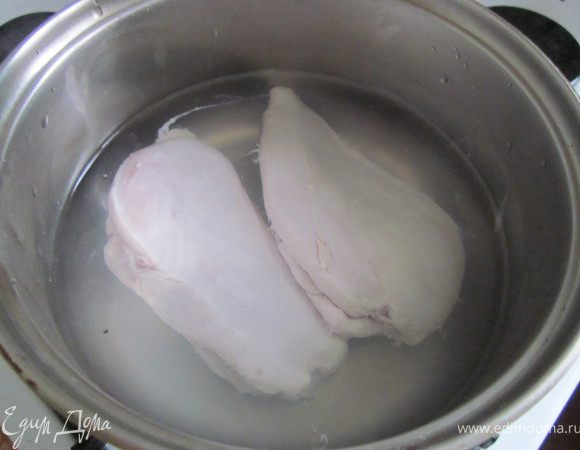 Приготовьте начинку. Куриное филе отварите и остудите.