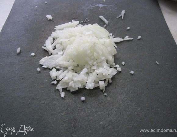 Лук мелко нарежьте.