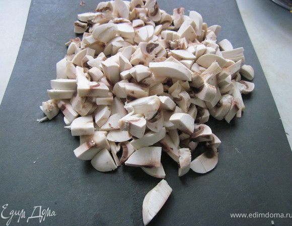 Грибы также нарежьте на небольшие кусочки.