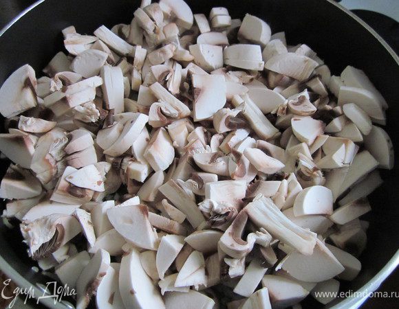 Добавьте грибы, жарьте 10 минут. Посолите.