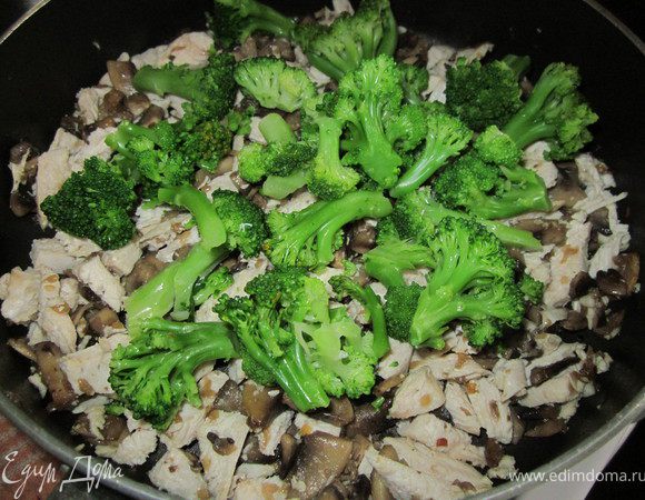 Следом добавьте брокколи. Жарьте 10 минут. Остудите.