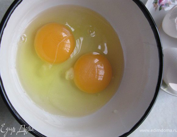 Приготовьте заливку. Яйца немного взбейте.